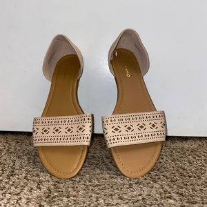 Single band, opened toe flats